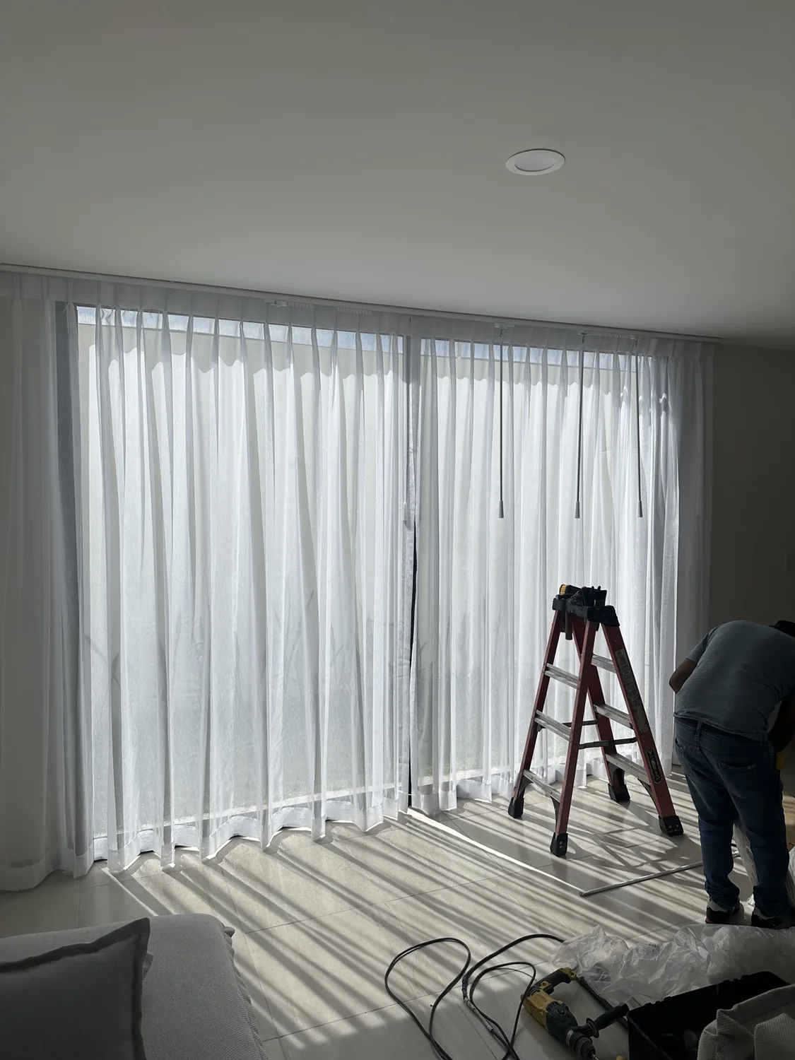 Cortinas de tejido ligero durante la instalación