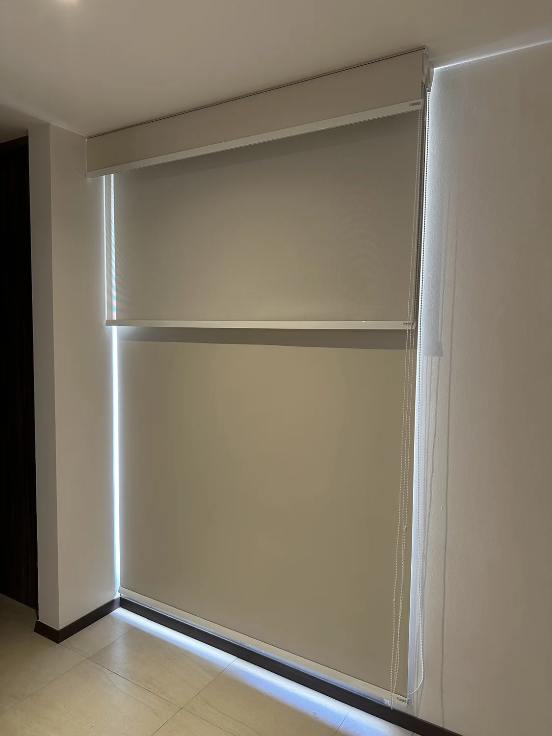 Sistema doble de persianas enrollables en una ventana
