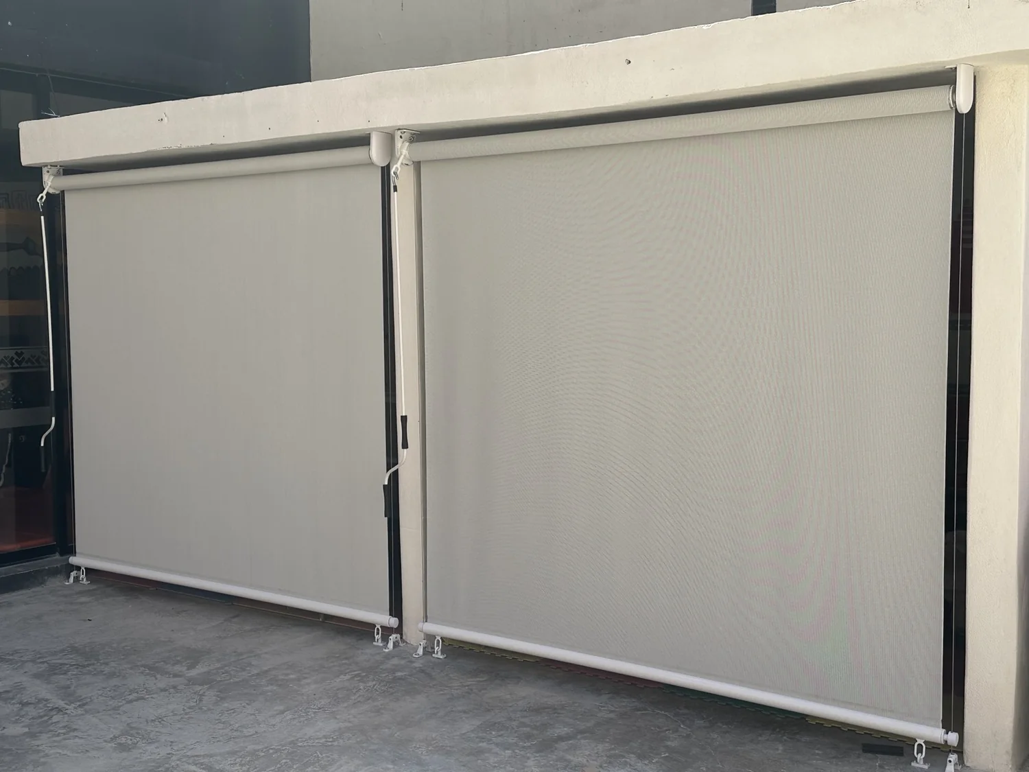 Toldos verticales Screen en dos ventanales exteriores